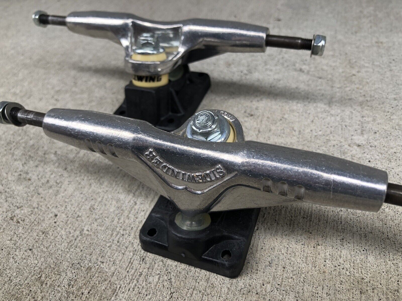 Vintage Gullwing Sidewinder 9.0 trucks - silver w/ black composite base